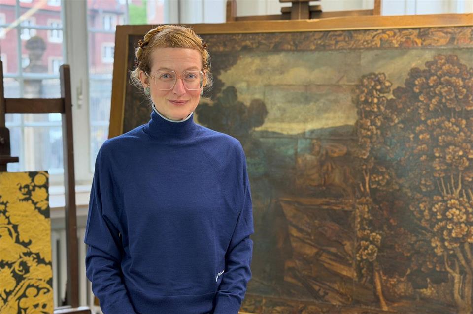 Stephanie Keinert beschäftigt sich seit 2019 mit den Gemener Goldledertapeten, um herauszufinden, wie sich ihr weiterer Verfall aufhalten lässt. Nun gibt sie bei einer Führung einen Einblick in ihre Arbeit.