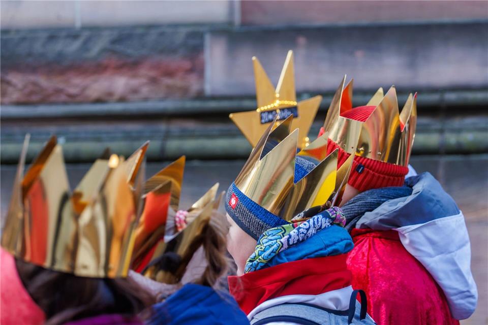 Sternsingerinnen und Sternsinger sind jedes Jahr in Deutschland unterwegs. (Symbolbild)Philipp von Ditfurth/dpa