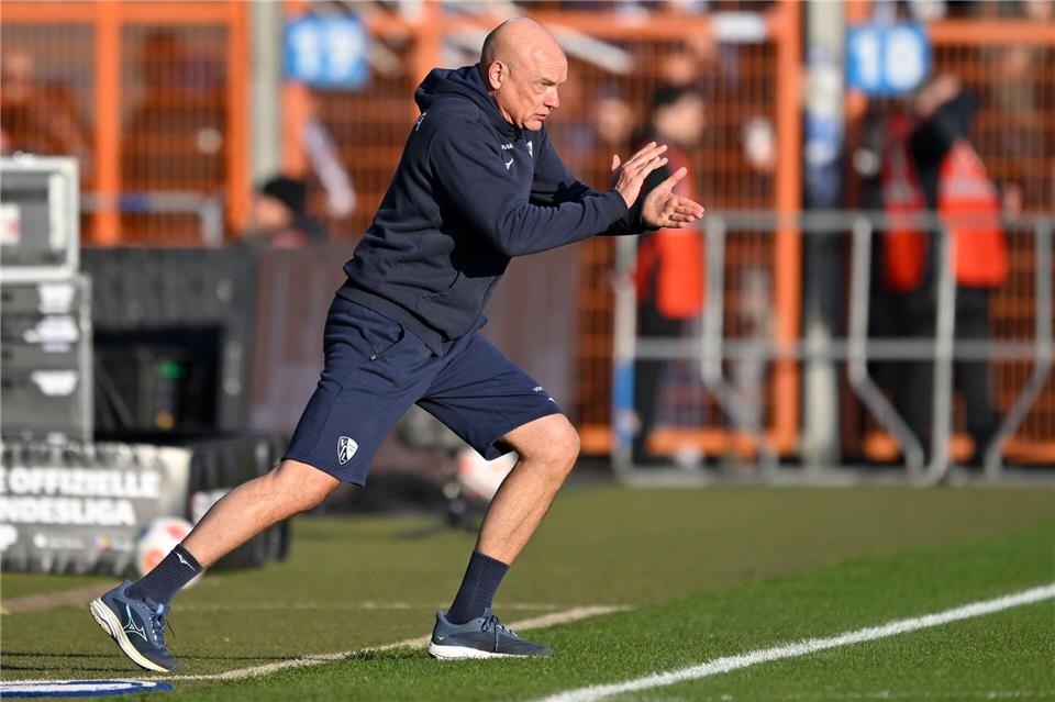 Stets in kurzen Hosen am Spielfeldrand: Bochums Trainer Uwe Rösler (Archivbild)Ulrich Hufnagel/dpa