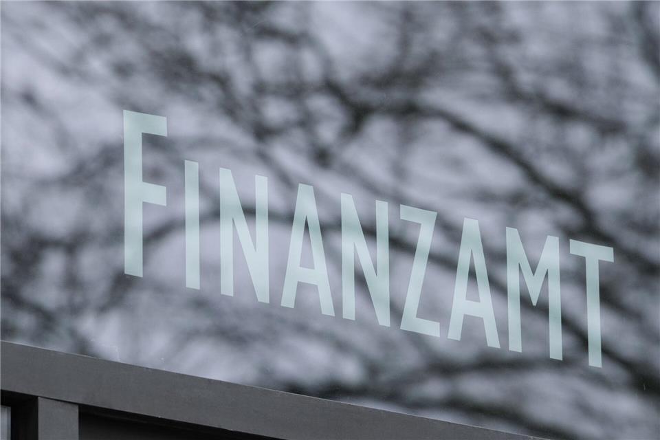 Steuerbescheid dauert im Südwesten wieder länger. (Foto Illustration)Bernd Weißbrod/dpa