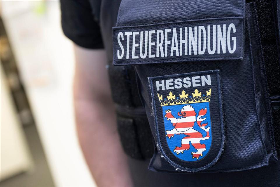 Steuerfahnder und Betriebsprüfer sollen auch in Hessen Steuersündern auf die Schliche kommen. (Symbolbild) Boris Roessler/dpa