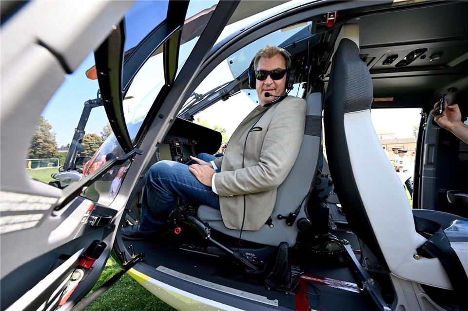 Steuern wird er den Helikopter nicht selbst - aber wie oft nutzt Markus Söder Polizeihubschrauber? (Archivbild)Felix Hörhager/dpa