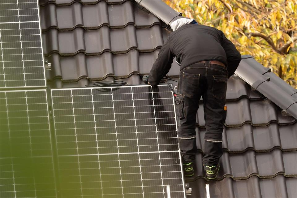 Steuervorteil könnte kleiner werden: Ein Gesetzentwurf sieht vor, die Steuererleichterung für Handwerkerleistungen ab 2027 zu senken.Wolfram Steinberg/dpa
