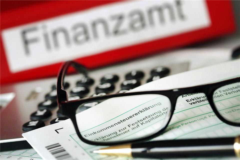 Steuerzahler in Schleswig-Holstein können die Arbeit ihrer Finanzämter bewerten. (Symbolbild)Oliver Berg/dpa