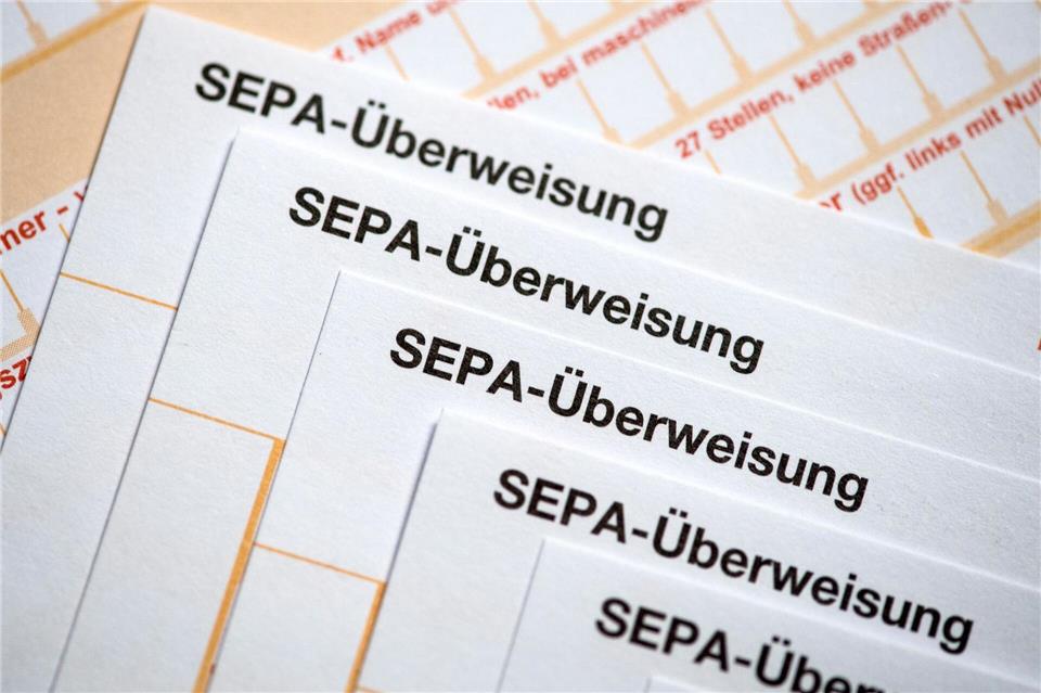 Steuerzahler müssen künftig bei Überweisungen besonders aufpassen. (Symbolbild)Fabian Sommer/dpa