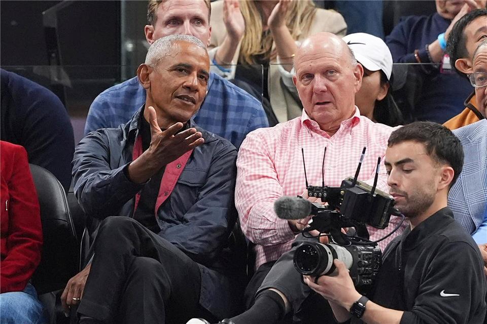 Steve Ballmer - hier bei einem Clippers-Heimspiel neben Ex-US-Präsident Barack Obama - zählt zu den reichsten Menschen der Welt. Mark J. Terrill/AP/dpa