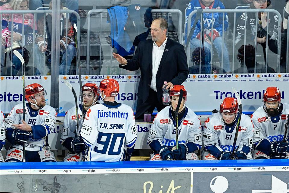 Steve Walker bleibt weitere zwei Jahre Trainer der Schwenninger Wild Wings.Uwe Anspach/dpa