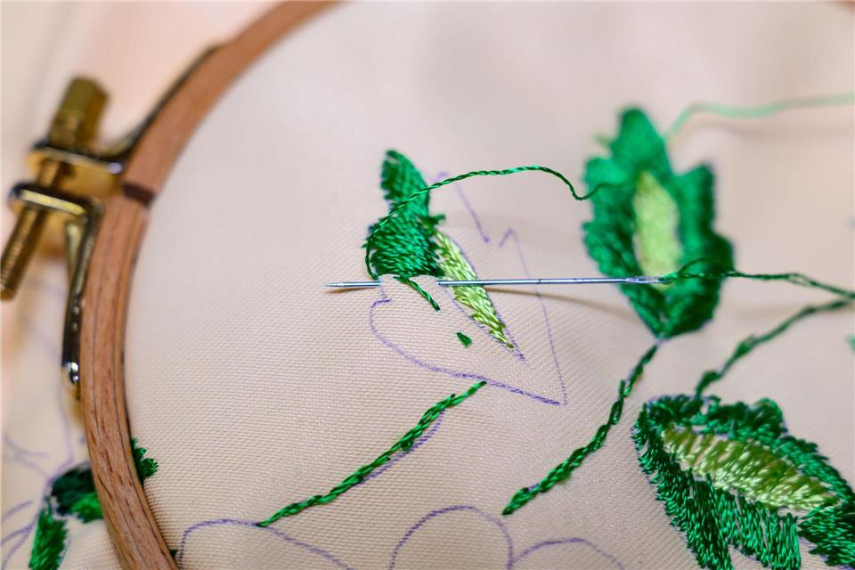 Stich um Stich: Mit Sticken lasse sich die Zeit vertreiben, sagt Dieter Dziumbla.Patrick Pleul/dpa