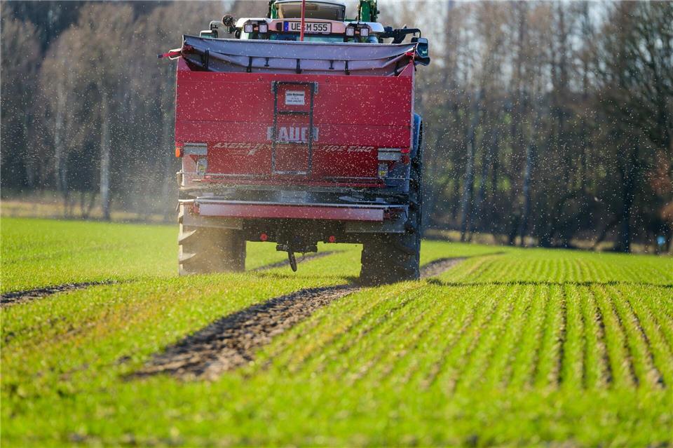 Stickstoffdünger in der EU war im April nach Angaben der EU-Kommission rund 70 Prozent teurer als im Durchschnitt 2024. (Symbolbild)Philipp Schulze/dpa