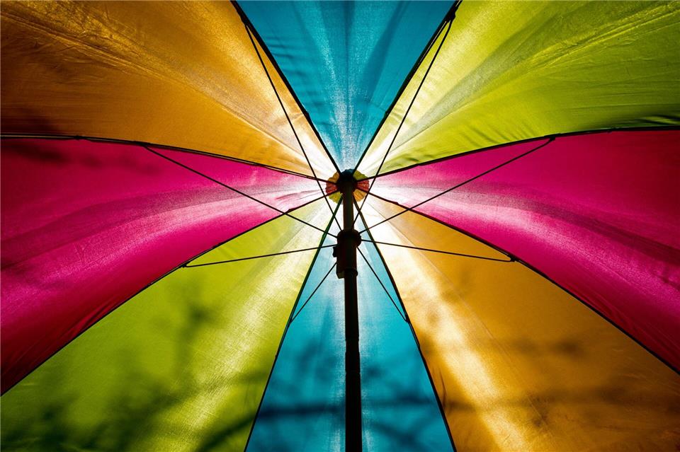 Stiftung Warentest hat elf Sonnenschirm-Modelle geprüft.Arno Burgi/dpa-Zentralbild/dpa-tmn