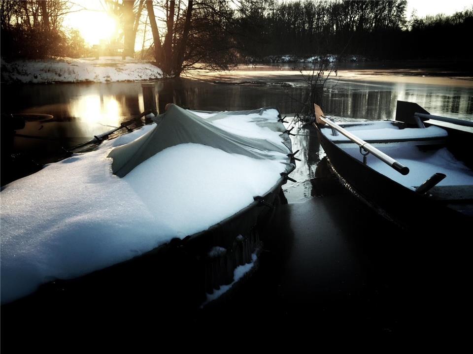 Still und starr ruht der See. Christof Blumentrath hielt diesen Wintermoment fes...
