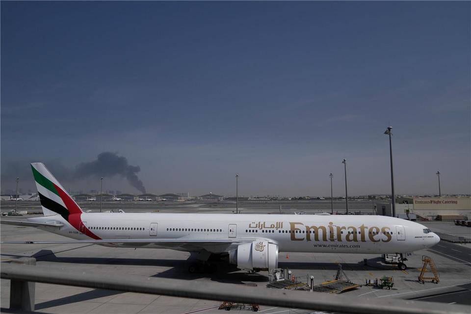 Stillstand auf dem Vorfeld: Am Flughafen Dubai kommt es infolge der angespannten Lage im Nahen Osten zu massiven Einschränkungen im Flugverkehr. (Archivbild)Altaf Qadri/AP/dpa