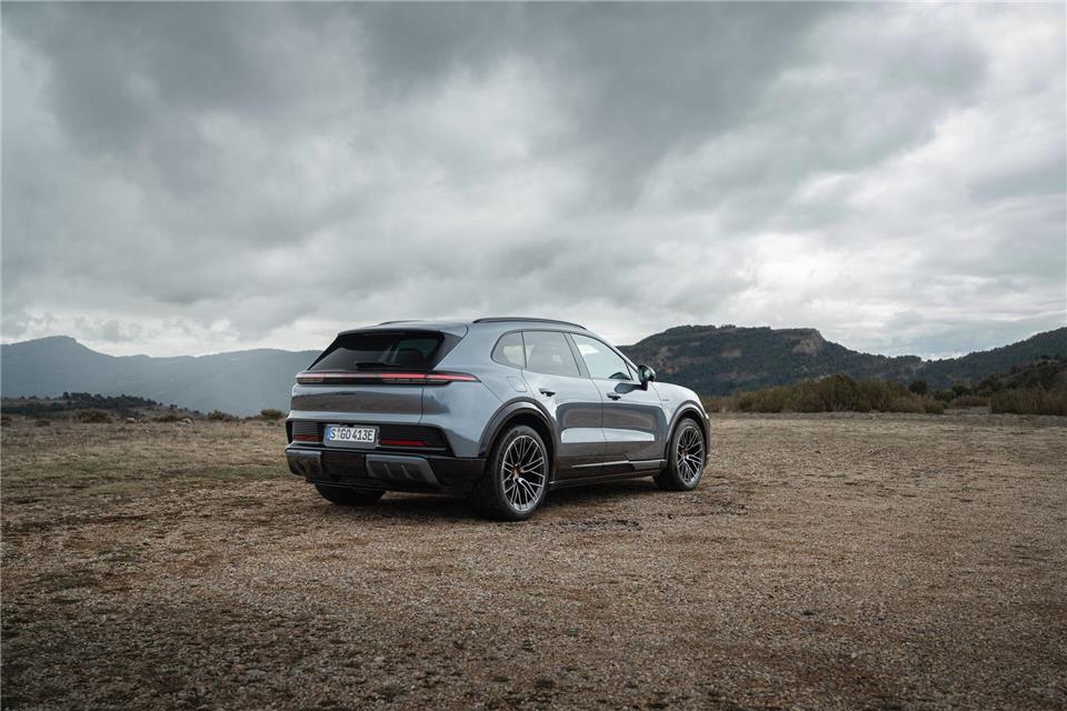 Stillstand vor dem Sturm: Die schnellsten Versionen des Cayenne können trotz des Gewichts von mehr als 2,7 Tonnen bis zu 260 km/h schnell werden.Porsche AG/dpa-tmn