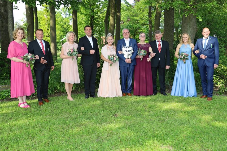 Stilvoll und farbenfroh: König Jürgen Kruse und Königin Petra Albers mit ihrem Throngefolge.
