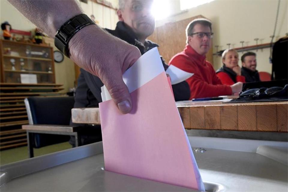 Stimmabgabe zur Kommunalwahl im schleswig-holsteinischen Aukrug. Foto: Carsten Rehder