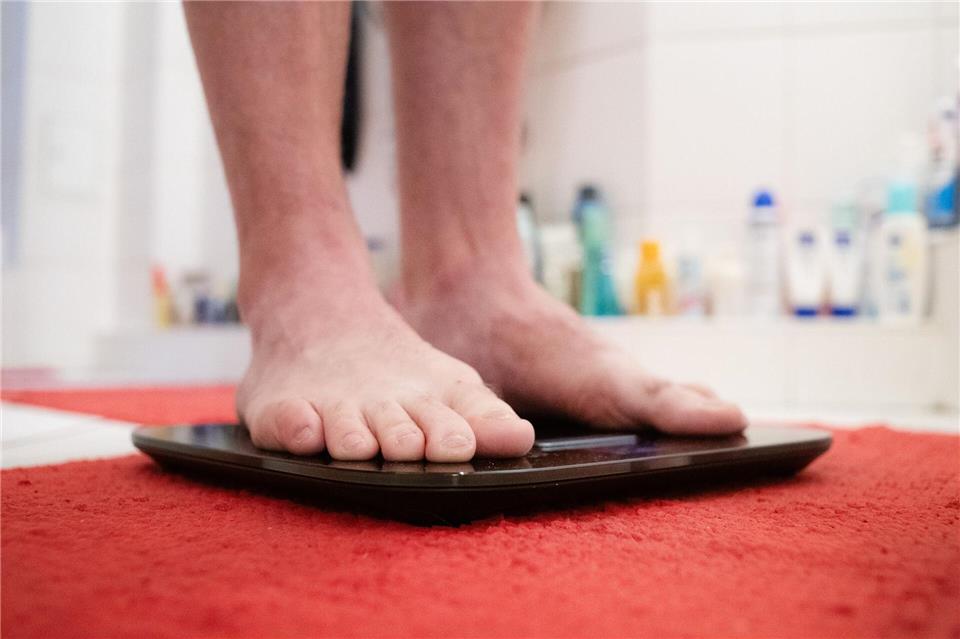 Stimmen die Körperanalysedaten der Waage? Eine Untersuchung der Stiftung Warentest zeigt: Einige der 17 Modelle im Test leisten sich erstaunliche Ungenauigkeiten.Franziska Gabbert/dpa-tmn