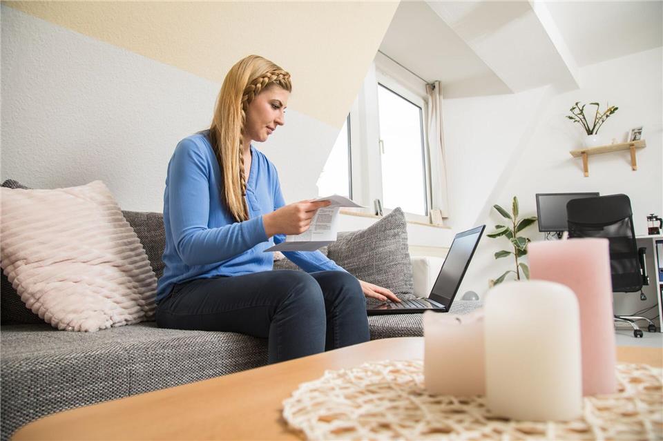 Stimmt alles? Werden Abschlagszahlungen mit der Jahresabrechnung angepasst, sollten Verbraucherinnen und Verbraucher genau hinschauen.Christin Klose/dpa-tmn