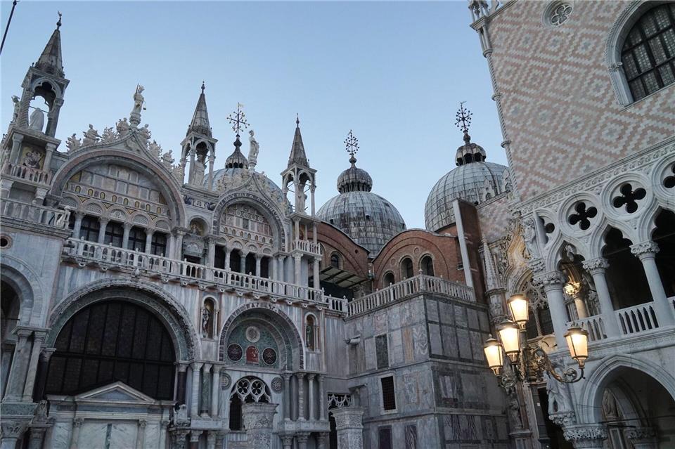 Stimmungsvoll: Venedigs Markusplatz in der Dämmerung mit Markusdom.Stefan Weißenborn/dpa-tmn