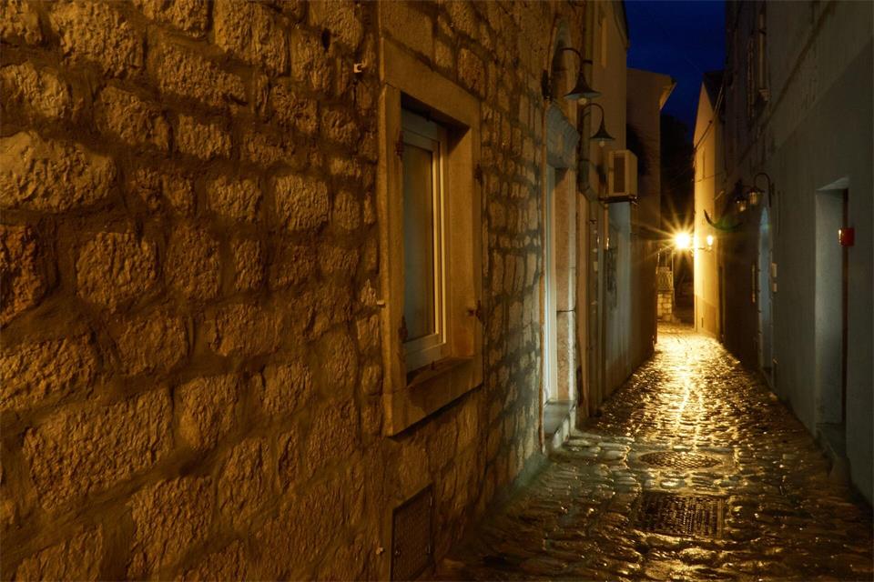 Stimmungsvoll: die Altstadt von Krk-Stadt am Abend.Andreas Drouve/dpa-tmn