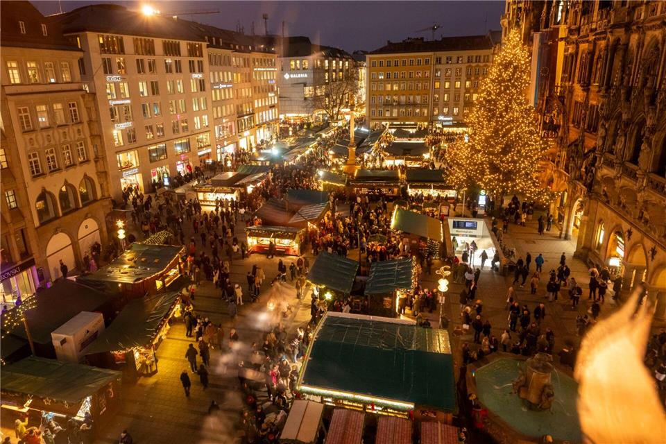 Stimmungsvoll inszeniert gehören Weihnachtsmärkte für viele Menschen zur Vorweihnachtszeit dazu. Die Veranstaltungen sind aber längst auch immer eine große Herausforderung für die Sicherheitsbehörden. (Archivbild) Peter Kneffel/dpa