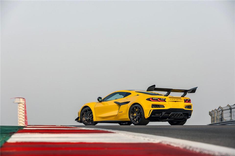 Stimmungsvoll und stimmig inszeniert: Autos wie die Corvette ZR1 fühlen sich auf der Rennstrecke wohl am wohlsten. Richard Prince/Chevrolet/dpa-tmn