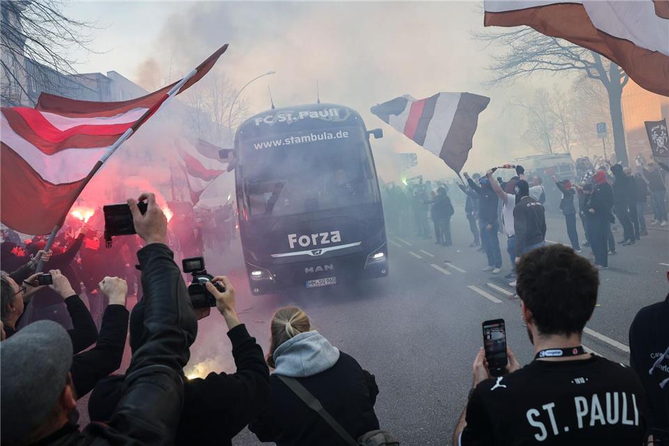 Stimmungsvoller Fan-Empfang für St. Pauli-SpielerChristian Charisius/dpa