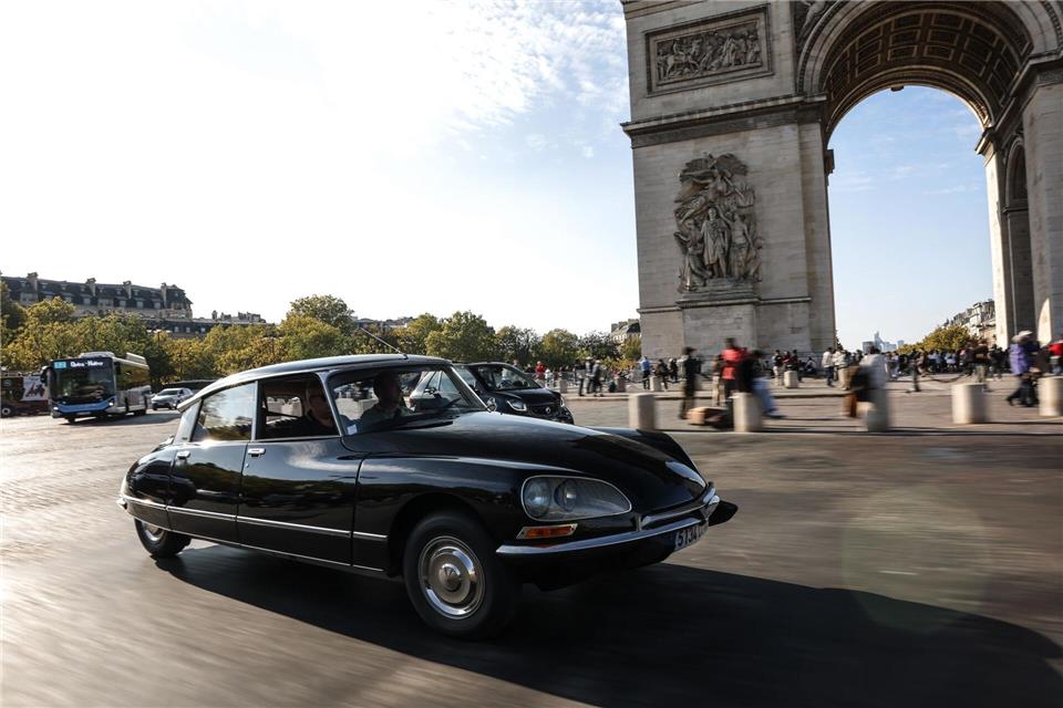 Stimmungsvoller geht es nicht: In der klassischen DS geht’s rund um den Arc de Triomphe.Greg Jongerlynck/Citroën/dpa-tmn