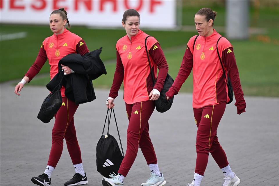 Stina Johannes (M.) vertrat erfolgreich Stammkeeperin Ann-Katrin Berger (r./Archivbild).Arne Dedert/dpa