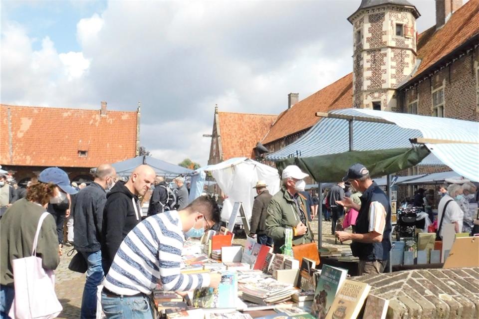 Stöbern in Geschichts-Literatur: Das war an diesem Stand im Schatten der Vorburg möglich.