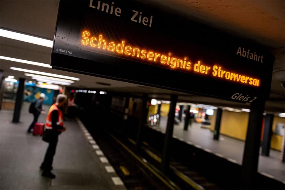 Störungen im U-Bahnverkehr nach einem Feuer in einem Technikraum am Wittenbergplatz. Fabian Sommer/dpa