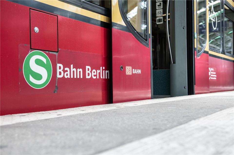 Störungen sorgen am Morgen für Einschränkungen auf mehreren Berliner S-Bahn-Linien. Ab dem Abend kommt es zur Sperrung eines S-Bahn-Abschnitts. (Symbolbild)Paul Zinken/dpa