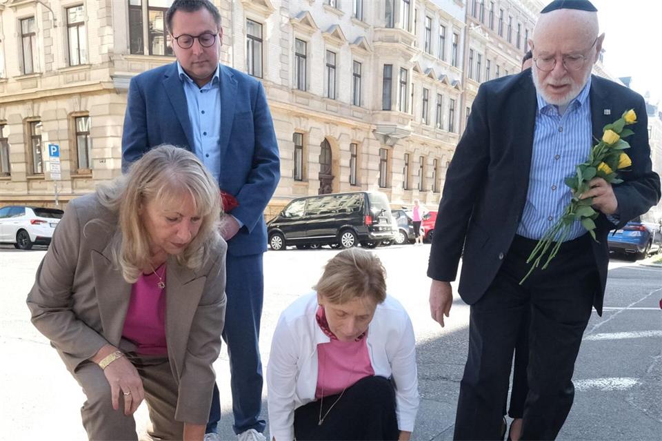 Stolpersteine erinnern an Verfolgte des Nationalsozialismus.Sebastian Willnow/ dpa/dpa