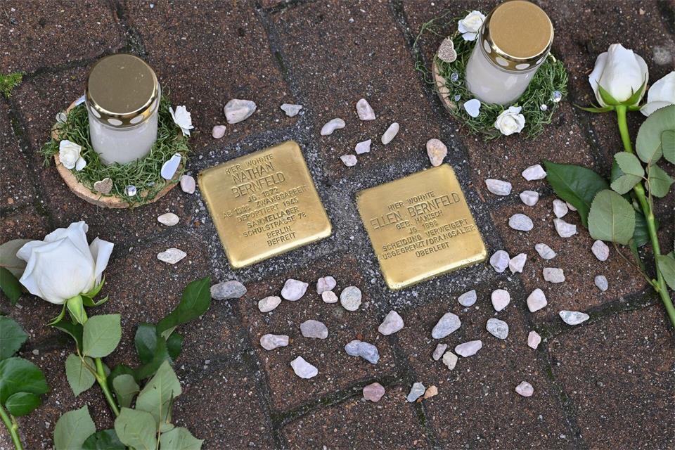 Stolpersteine sind inzwischen in vielen Städten Brandenburgs verlegt und erinnern an die jüdischen Opfer des Nationalsozialismus. (Archivbild) Patrick Pleul/dpa