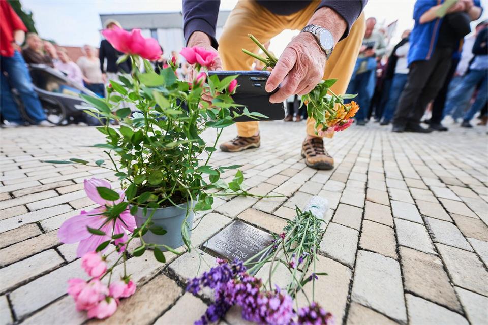 Stolpersteine werden am letzten bekannten Wohn- oder Wirkungsort von Opfern des Nationalsozialismus verlegt .Robert Michael/dpa