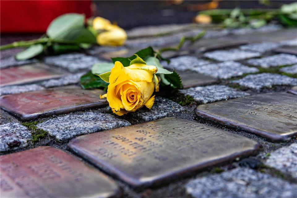 Stolpersteine wie diese sind in Weimar mehrmals angegriffen worden. (Symbolbild)Sascha Lotz/dpa