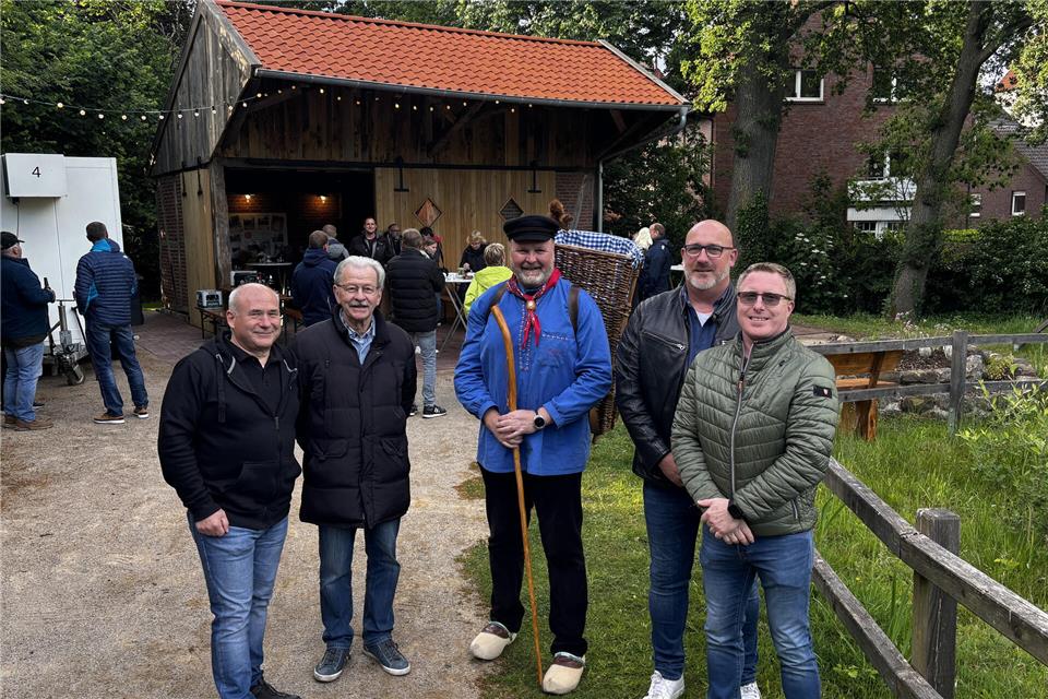 Stolz auf die neue Remise: Paul Korte (von links), Hubert Kipp, Werner Köhne, Guido Lütkebohmert und Carsten Hösl.