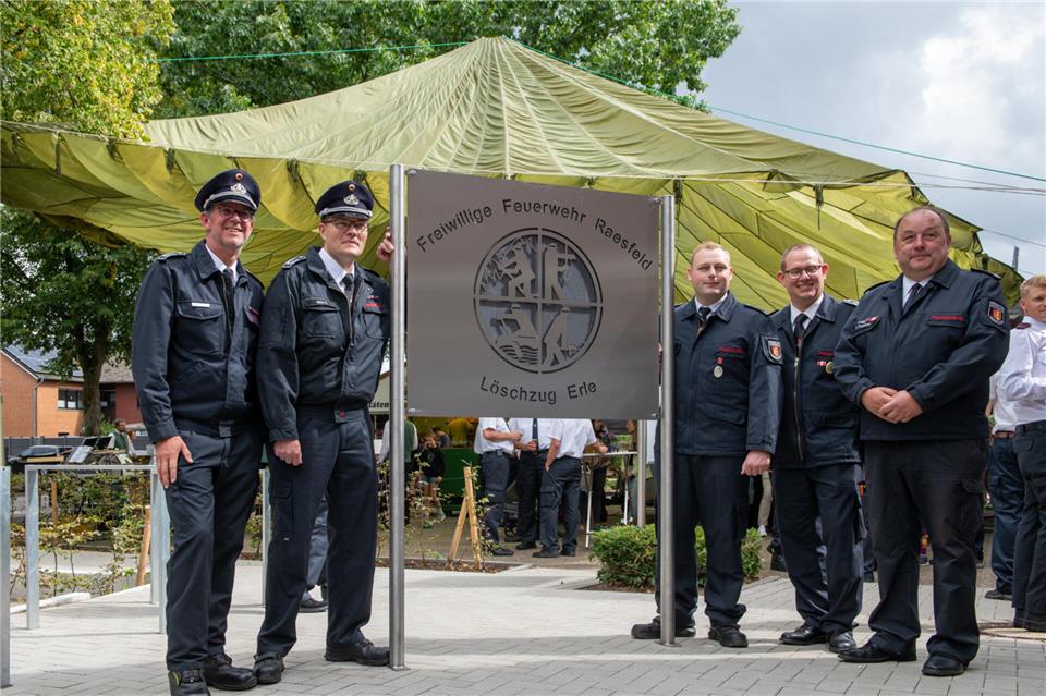 Stolz auf ihr neues Gerätehaus: Die Mitglieder des Erler Löschzugs haben das neue Gebäude den Erlern vorgestellt. 