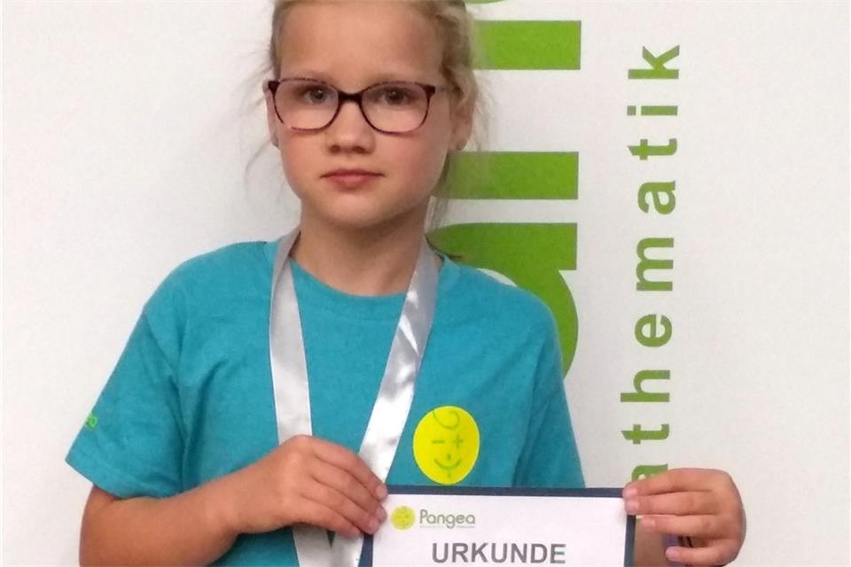 Stolz präsentiert Carlotta Ebbing ihre Medaille und Urkunde.