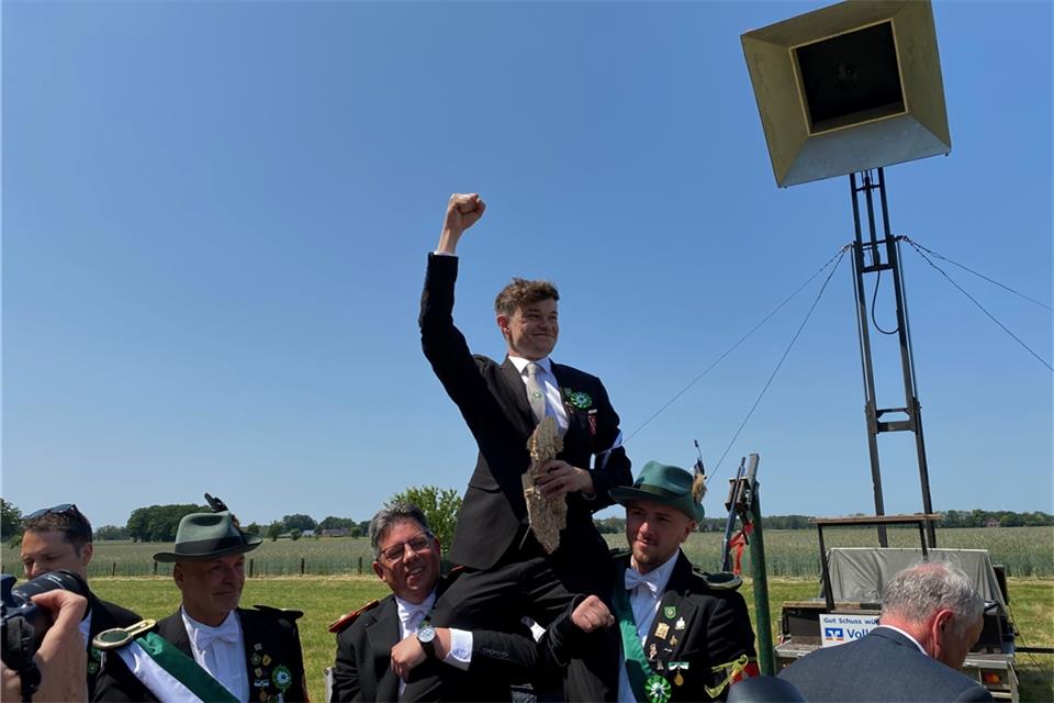 Stolz reckt der neue König Lukas Grewing nach seinem letzten Schuss die Faust in die Luft.