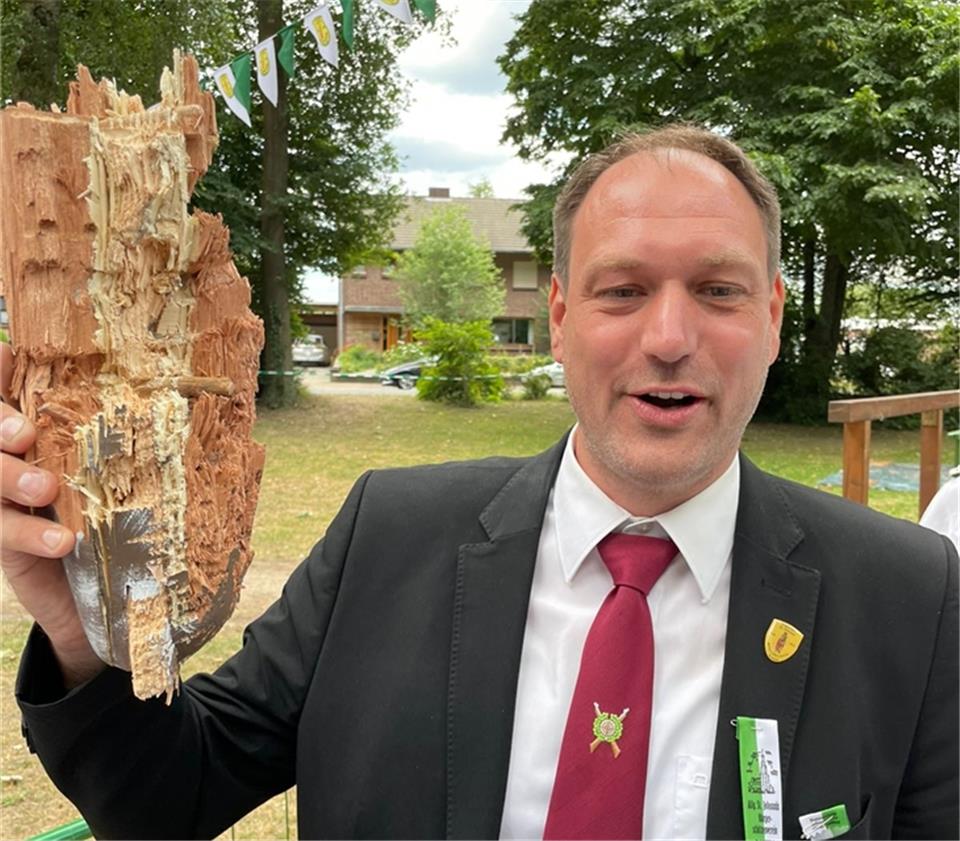 Stolz zeigt Graaf die Überreste des hölzernen Vogels.