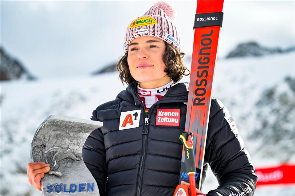 Stolze Siegerin: Julia Scheib nach ihrem Triumph in Sölden.Gian Ehrenzeller/KEYSTONE/dpa