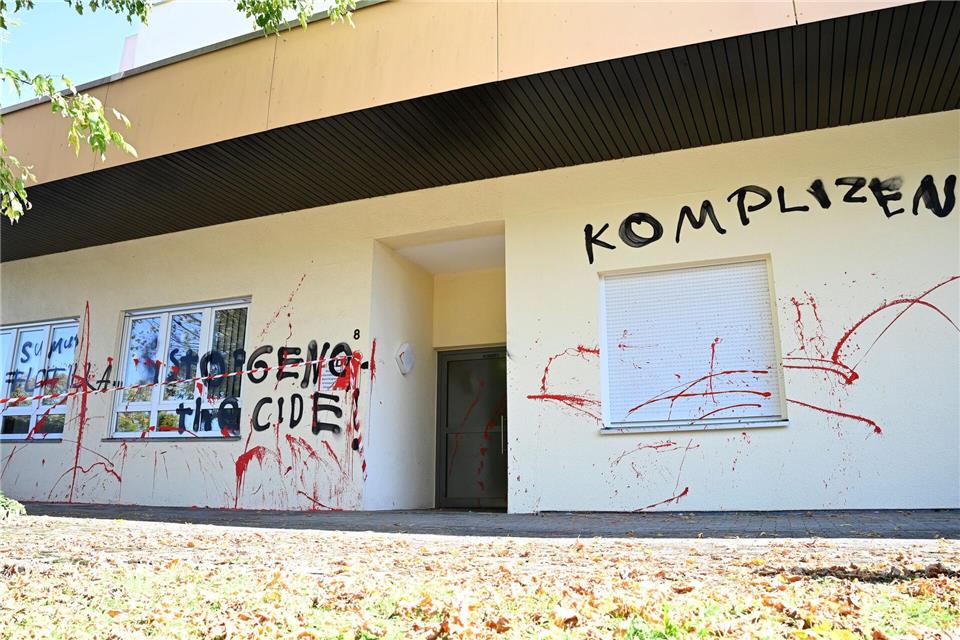 „Stop Genocide“ steht unter anderem am Gebäude des CDU-Büros.David Pichler/dpa