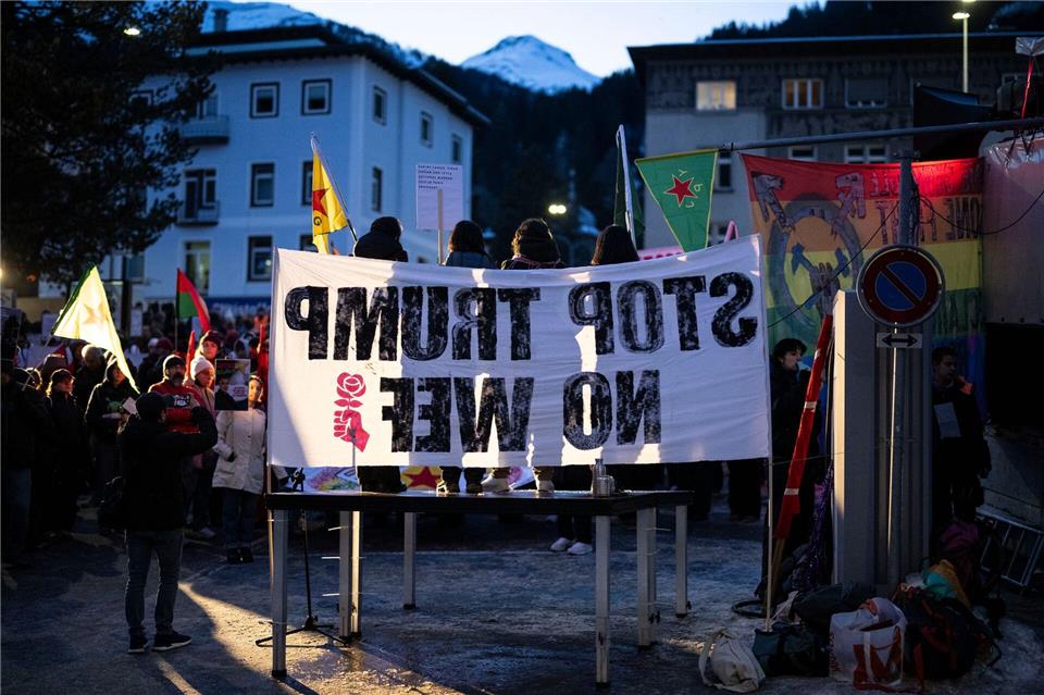 „Stop Trump, No WEF“: Bei diesen Demonstranten sind weder der US-Präsident noch das Treffen selbst beliebt.Gian Ehrenzeller/KEYSTONE/dpa