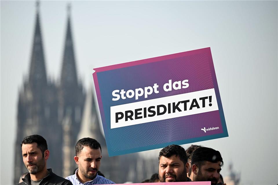 „Stoppt das Preisdiktat!“ - Mietwagen-Fahrer demonstrieren gegen eine erzwungene Preiserhöhung, die die Stadt Köln plant.Federico Gambarini/dpa