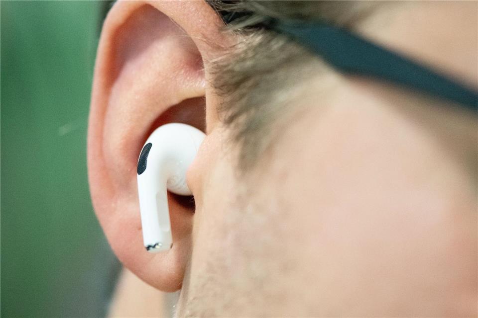 Stoppt die Musikwiedergabe plötzlich, kann das an der automatischen Ohrerkennung der Airpods liegen.picture alliance/dpa/dpa-tmn