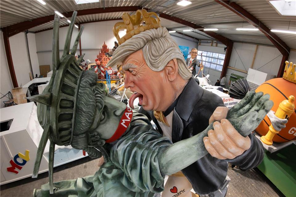 „Stormy Donald“ heißt dieser Motivwagen des Mainzer Karnevalsvereins für den bevorstehenden Rosenmontagsumzug.Boris Roessler/dpa