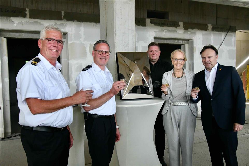 Stoßen auf die Zeitkapsel in der neuen Feuer- und Rettungswache an: Der bisherige Leiter der Feuerwache Stefan Döking (von links), sein Nachfolger Kai Sobbe, Achim Suttrup von der Stadt Borken, Bürgermeisterin Mechtild Schulze Hessing und Landrat Dr. Kai Zwicker.