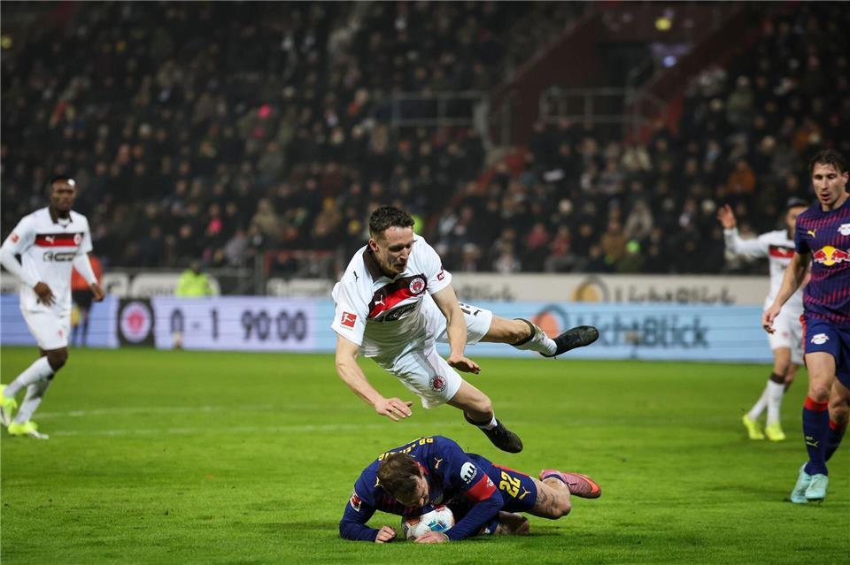 Strafstoß in der Nachspielzeit: Leipzigs David Raum (unten) foult St. Paulis Angreifer Martijn Kaars (oben)-Christian Charisius/dpa