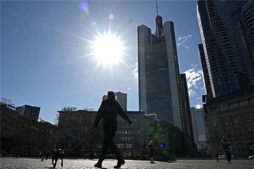 Strahlend blauer Himmel und Sonne: Das sind die Wetteraussichten in den kommenden Tagen. (Symbolbild)Michael Brandt/dpa