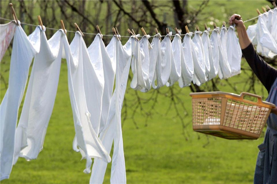 Strahlend rein: Oft reichen schon einfache Hausmittel, um vergilbte Wäsche wieder aufzuhellen.Roland Weihrauch/dpa/dpa-tmn